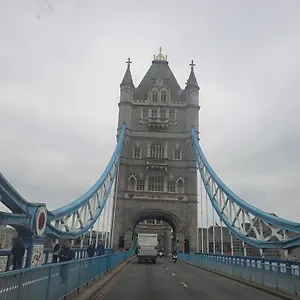 Walking To Tower Bridge Appartement Londen